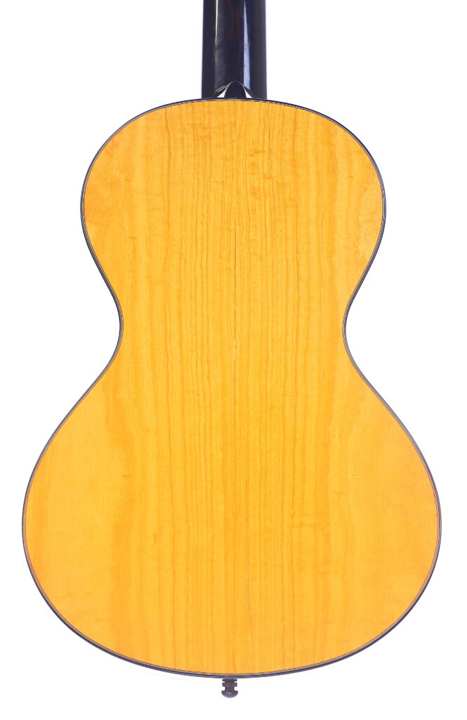 Rückansicht Der Yoann Charbonnier 2016 Grobert Romantikgitarre Mit Einem Glänzenden, Hellen Holzkorpus Mit Dezenter Vertikaler Maserung Und Schwarzer Umrandung.