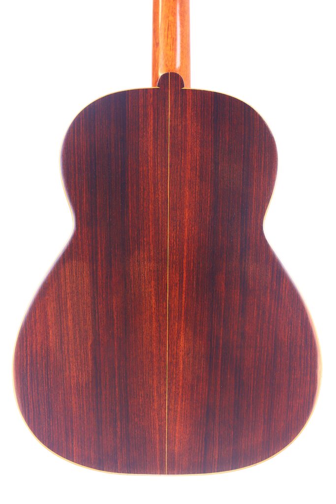 Das Bild Zeigt Die Rückseite Einer Vicente Tatay Alabau 1920 Klassische Gitarre Mit Einer Glänzenden, Dunkelbraunen Holzoberfläche Und Einer Markanten Vertikalen Mittelnaht, Fotografiert Vor Einem Weißen Hintergrund.