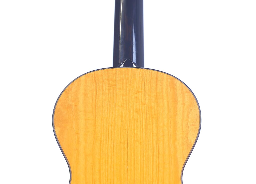 Das Bild Zeigt Die Rückseite Einer Yoann Charbonnier 2016 Grobert Romantikgitarre Akustikgitarre Mit Einer Hellen Holzoberfläche Und Einem Dunklen Hals, Fotografiert Vor Einem Weißen Hintergrund.