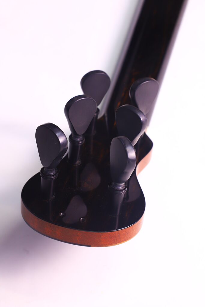 Nahaufnahme Der Rückseite Der Kopfplatte Einer Grobert Romantikgitarre 2016 Von Yoann Charbonnier Mit Sechs Schwarzen Stimmwirbeln Auf Weißem Hintergrund. Das Instrument Hat Einen Dunklen Hals Mit Einer Braunen Kante An Der Kopfplatte.