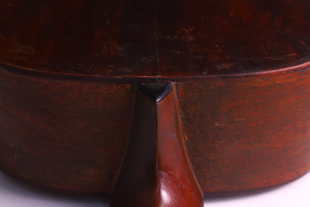 Close-Up Of The Back And Neck Joint Of A Martin 00-18 1922 Akustik Gitarre, Highlighting The Natural Wood Grain And Signs Of Wear.