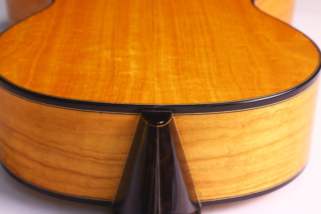 Nahaufnahme Der Grobert Romantikgitarre 2016 Von Yoann Charbonnier. Hervorzuheben Sind Der Glänzende Helle Holzboden Und Die Zargen, Die Schwarze Bindung Und Die Fersenkappe Vor Einem Schlichten Hintergrund.