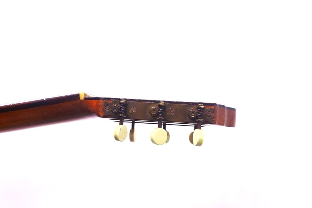 Nahaufnahme Der Kopfplatte Einer Klassischen Gitarre Von Julián Gómez Ramírez Aus Dem Jahr 1933 Mit Drei Stimmwirbeln Auf Weißem Hintergrund.