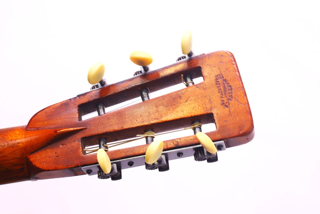 Nahaufnahme Der Kopfplatte Der Martin 0-30 1917 Akustik Gitarre Mit Cremefarbenen Stimmwirbeln Und Detaillierter Hardware Vor Weißem Hintergrund.