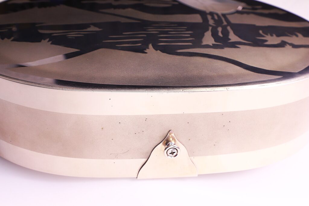 Nahaufnahme Der Unterkante Einer National Reso-Phonic Style O 2009 Akustik Gitarre, Mit Einem Dekorativen Schwarzen Design Auf Der Oberseite Und Einem Seitlich Angebrachten Metallknopf Für Den Gurt.