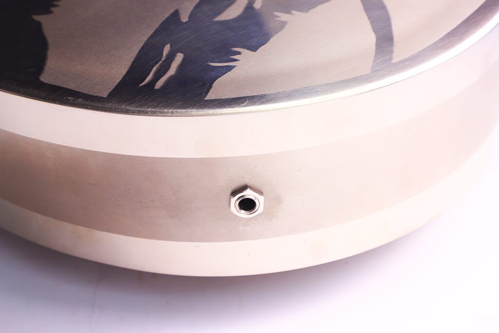 Nahaufnahme Der National Reso-Phonic Style O 2009 Akustik Gitarre, Die Das Metallgehäuse Mit Glatten, Abgerundeten Kanten, Die Reflektierende Oberfläche Und Eine Kleine Runde Eingangsbuchse An Der Seite Zeigt.