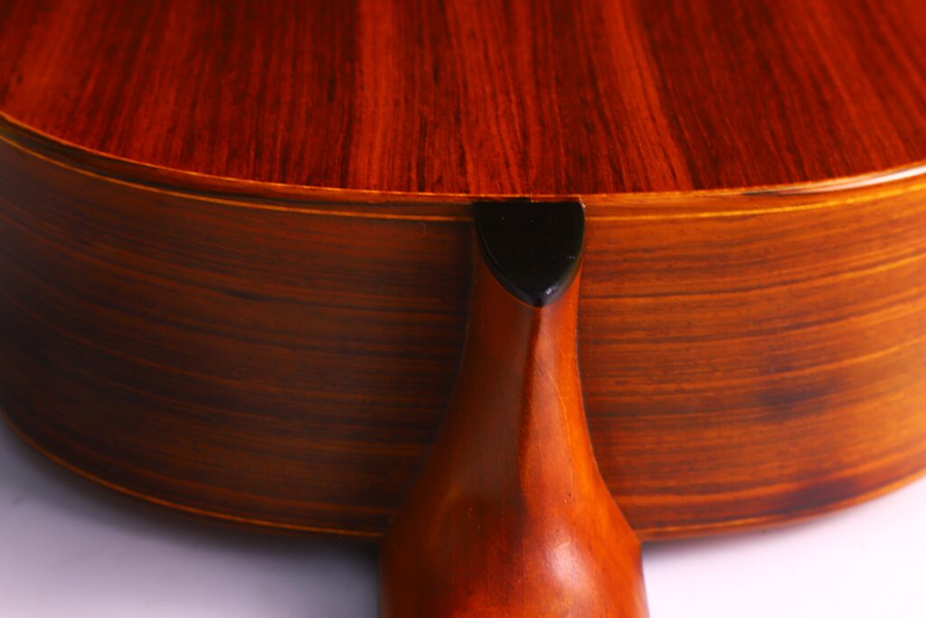 Nahaufnahme Des Bodens Und Des Halses Der Lester Devoe 1996 Negra Flamenco Gitarre. Hervorzuheben Sind Die Glatte, Glänzende Oberfläche Und Die Charakteristische Natürliche Holzmaserung.