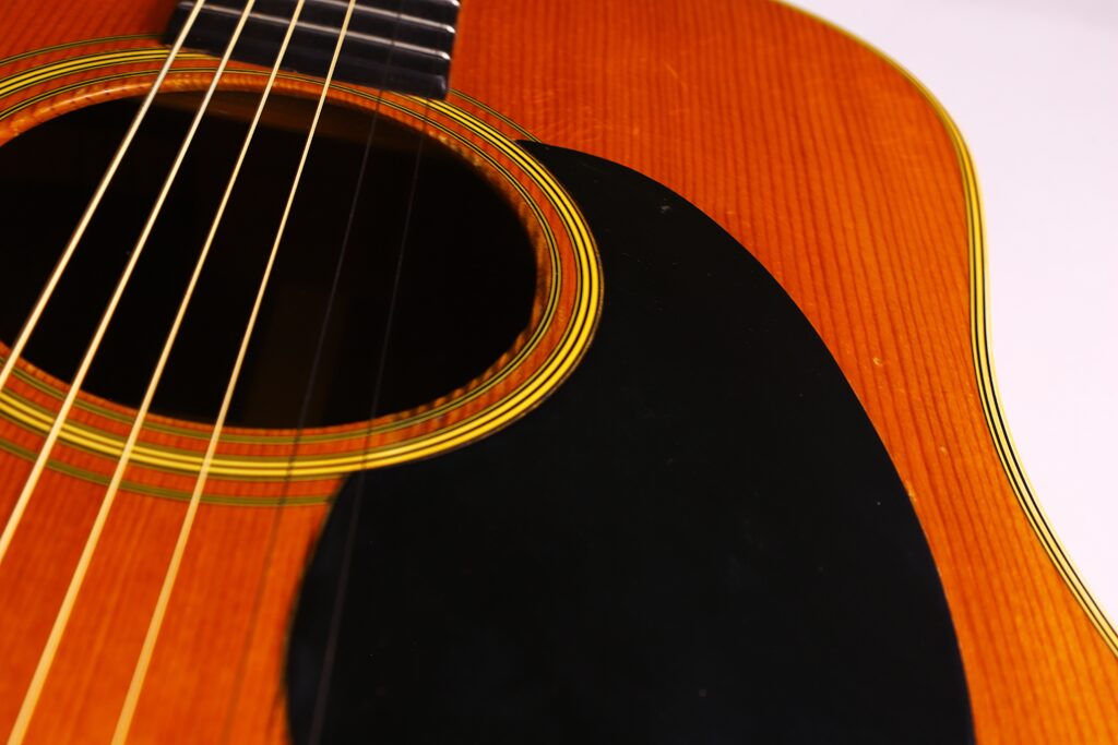 Nahaufnahme Der Martin D-28 1967 Akustik Gitarre. Hervorzuheben Sind Die Saiten, Das Schallloch Mit Zierringen, Das Schwarze Schlagbrett Und Der Braune Holzkorpus.