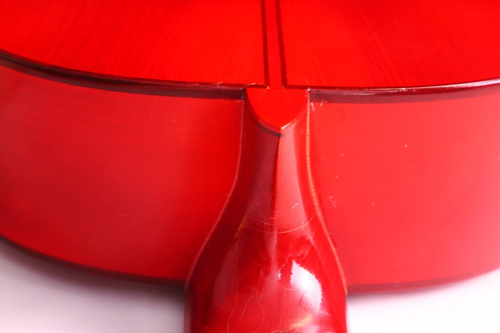 Nahaufnahme Des Bodens Einer Manuel Guillena 2017 Blanca Flamenco-Gitarre, Mit Fokus Auf Die Gebogene Hals-Korpus-Verbindung. Die Glänzende Und Glatte Oberfläche Der Gitarre Wird Besonders Hervorgehoben.