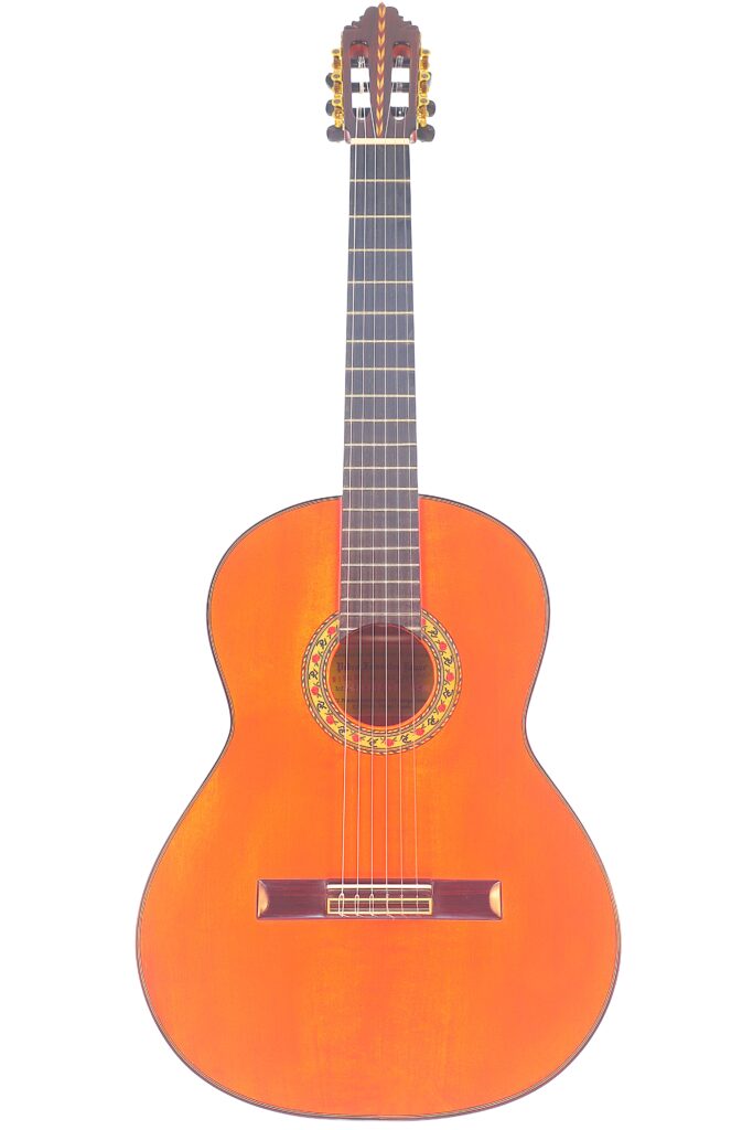 Die Pedro Fernández Luque 2020 Blanca Flamenco Gitarre Mit Holzkorpus, Verschnörkelter Rosette Und Sechs Nylonsaiten Ist Vor Einem Weißen Hintergrund Fotografiert.