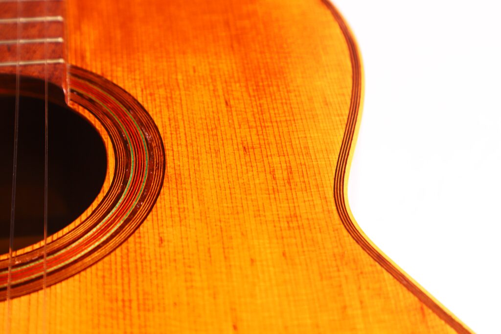 Nahaufnahme Einer Vicente Tatay Alabau 1920 Klassische Gitarre, Mit Hervorhebung Des Schalllochs, Der Saiten Und Der Holzmaserung Vor Einem Weißen Hintergrund Auf Der Rechten Seite.