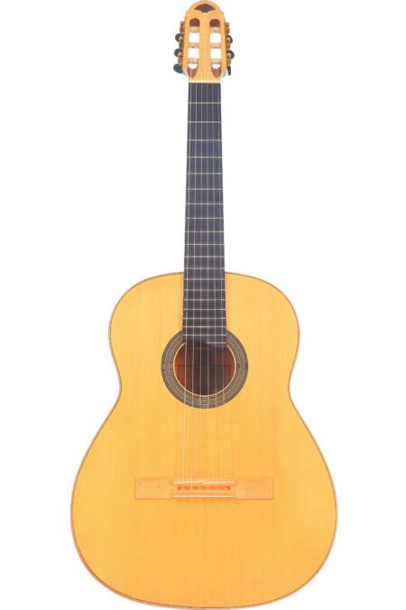 Die Mario Gropp 2020 Klassische Gitarre Mit Hellem Holzkorpus, Dunklem Griffbrett, Sechs Saiten Und Rundem Schallloch Ist Vor Einem Weißen Hintergrund Abgebildet. Die Mario Gropp 2020 Klassische Gitarre Mit Hellem Holzkorpus, Dunklem Griffbrett, Sechs Saiten Und Rundem Schallloch Ist Vor Einem Weißen Hintergrund Abgebildet.