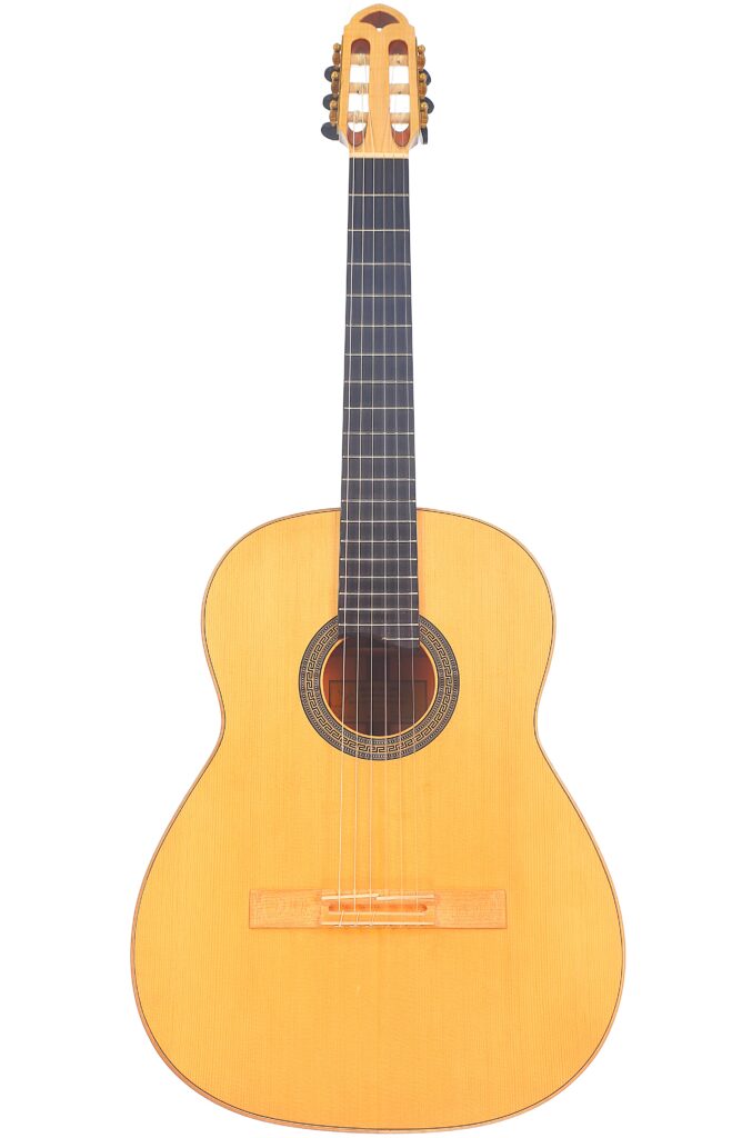 Die Mario Gropp 2020 Klassische Gitarre Mit Hellem Holzkorpus, Dunklem Griffbrett, Sechs Saiten Und Rundem Schallloch Ist Vor Einem Weißen Hintergrund Abgebildet.