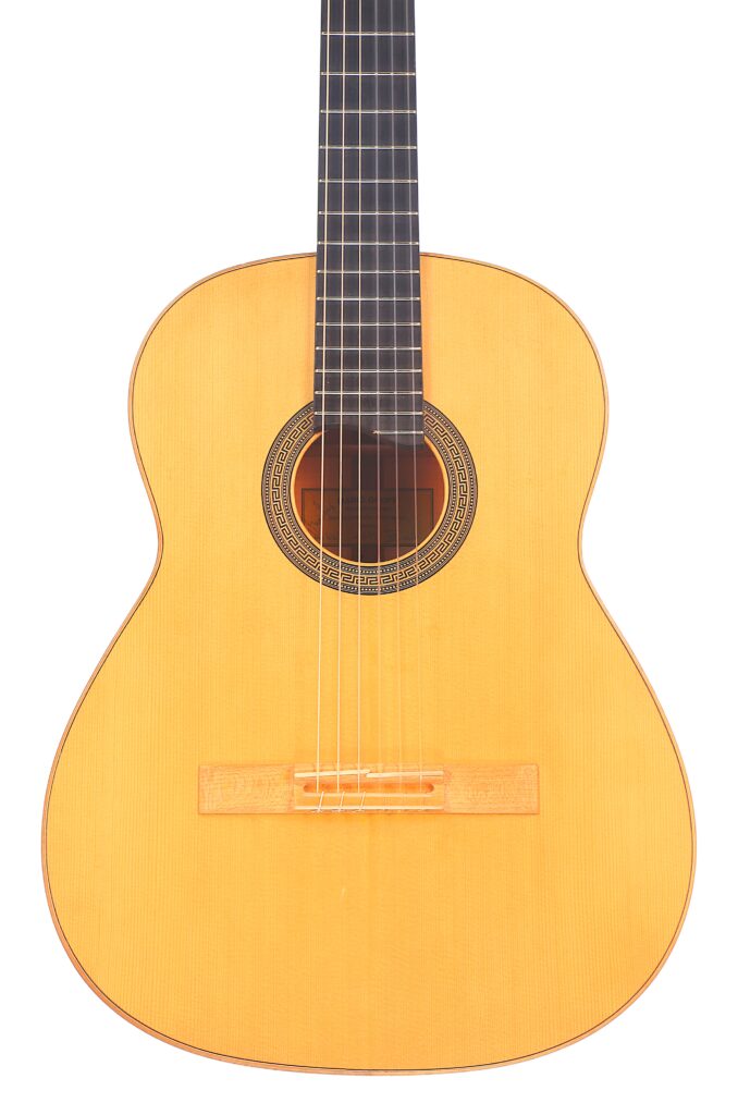 Die Mario Gropp 2020 Klassische Gitarre Ist Eine Klassische Akustikgitarre Mit Hellem Holzkorpus, Dunklem Griffbrett, Sechs Saiten Und Einer Dekorativen Rosette, Die Vor Einem Weißen Hintergrund Abgebildet Ist.