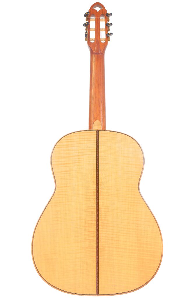 Das Bild Zeigt Die Rückseite Einer Mario Gropp 2020 Klassische Gitarre Mit Einem Hellen Holzkorpus Mit Dunkler Mittelnaht Und Einem Dunkleren Hals Und Kopfplatte Mit Sichtbaren Stimmwirbeln.