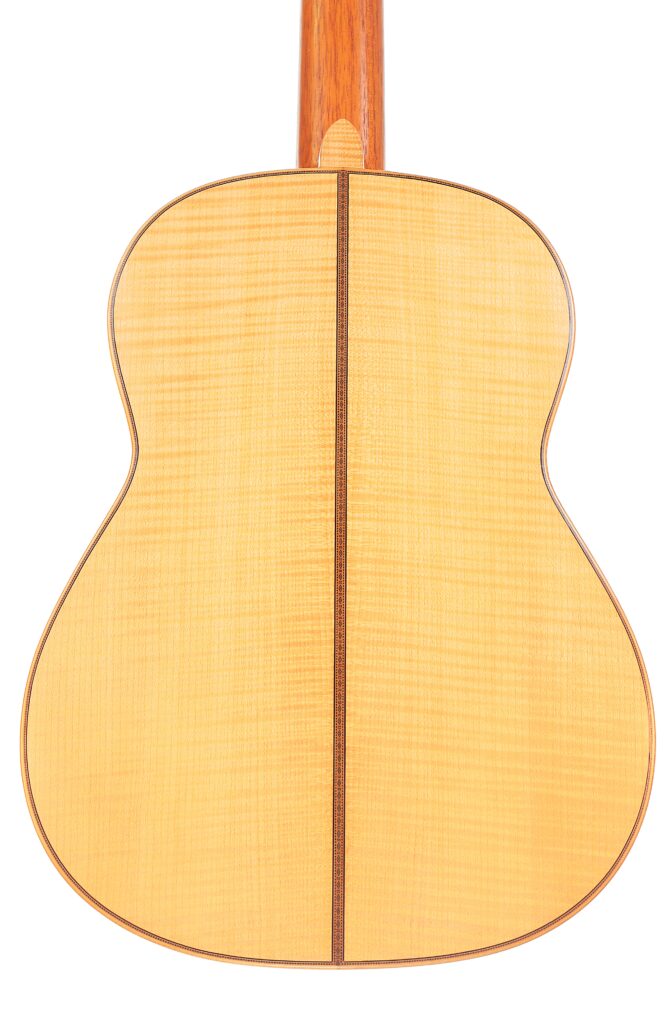 Das Bild Zeigt Die Rückseite Einer Mario Gropp 2020 Klassische Gitarre Mit Hellem Holz, Einer Vertikalen Dunklen Holzeinlage, Glatter Glänzender Oberfläche Und Elegant Geschwungenen Seiten.