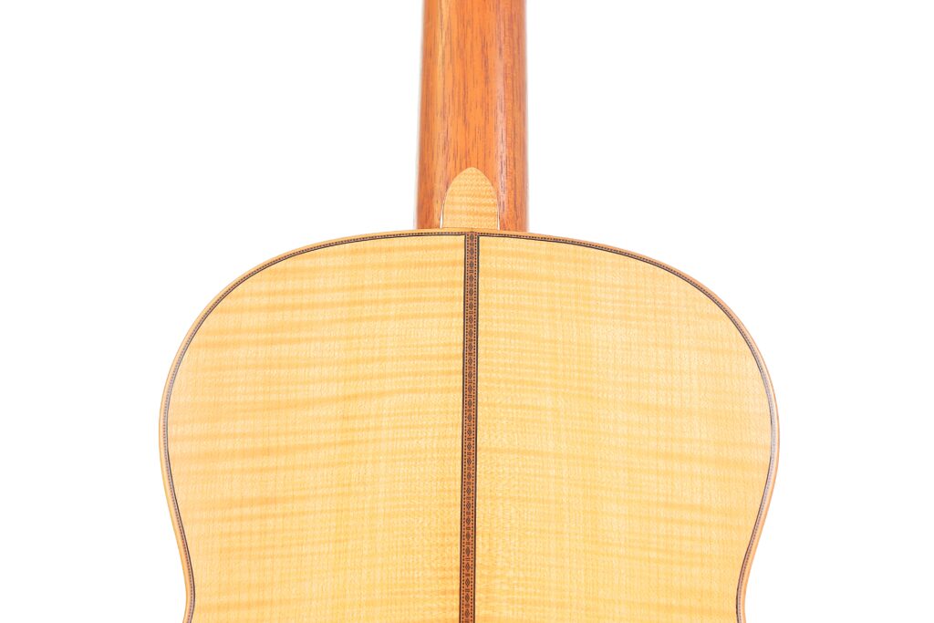 Nahaufnahme Der Rückseite Einer Mario Gropp 2020 Klassische Gitarre: Helles Holz Mit Einem Dunklen Streifen In Der Mitte Und Einem Sich Nach Oben Erstreckenden Hals Vor Einem Weißen Hintergrund.