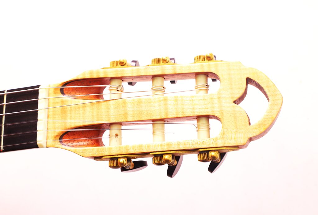 Nahaufnahme Der Kopfplatte Der Mario Gropp 2020 Klassische Gitarre Mit Hölzernen Stimmwirbeln Und Goldenen Mechaniken Vor Einem Schlichten Weißen Hintergrund.