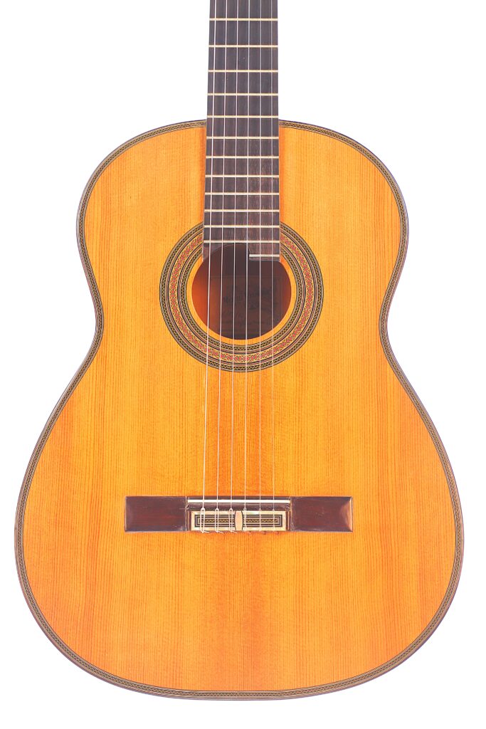 Die Michael Wichmann 2017 Simplicio Klassische Gitarre Ist Eine Klassische Akustikgitarre Mit Einem Holzkorpus, Sechs Saiten Und Einem Runden Schallloch, Abgebildet Vor Einem Weißen Hintergrund.