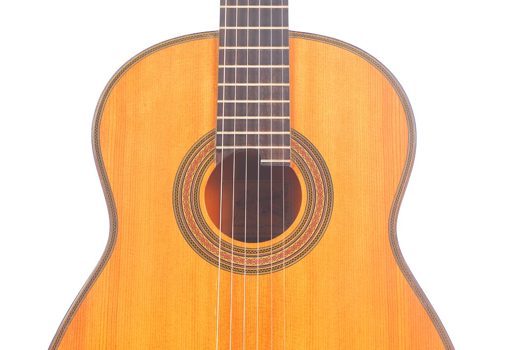 Nahaufnahme Von Korpus Und Hals Einer Michael Wichmann 2017 Simplicio Klassische Gitarre, Die Die Saiten, Das Schallloch Und Die Holzmaserung Vor Einem Weißen Hintergrund Zeigt.