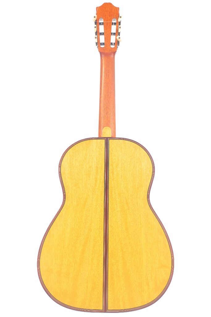 Das Bild Zeigt Die Rückansicht Einer Michael Wichmann 2017 Simplicio Klassische Gitarre Mit Heller Holzoberfläche, Dunklen Kanten Und Sechs Stimmwirbeln, Fotografiert Vor Einem Weißen Hintergrund.