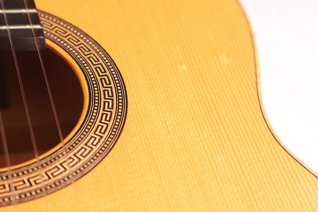 Nahaufnahme Des Korpus Der Mario Gropp 2020 Klassische Gitarre. Hervorzuheben Sind Das Schallloch Mit Der Dekorativen Rosette Und Die Helle Holzdecke. Auf Der Linken Seite Sind Die Gitarrensaiten Zu Sehen.