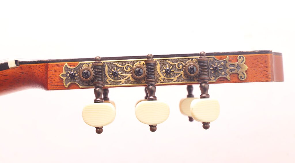 Nahaufnahme Der Kopfplatte Einer Michael Wichmann 2017 Simplicio Klassische Gitarre Mit Verschnörkelten Metallstimmwirbeln Mit Weißen Knöpfen Vor Einem Schlichten Weißen Hintergrund.