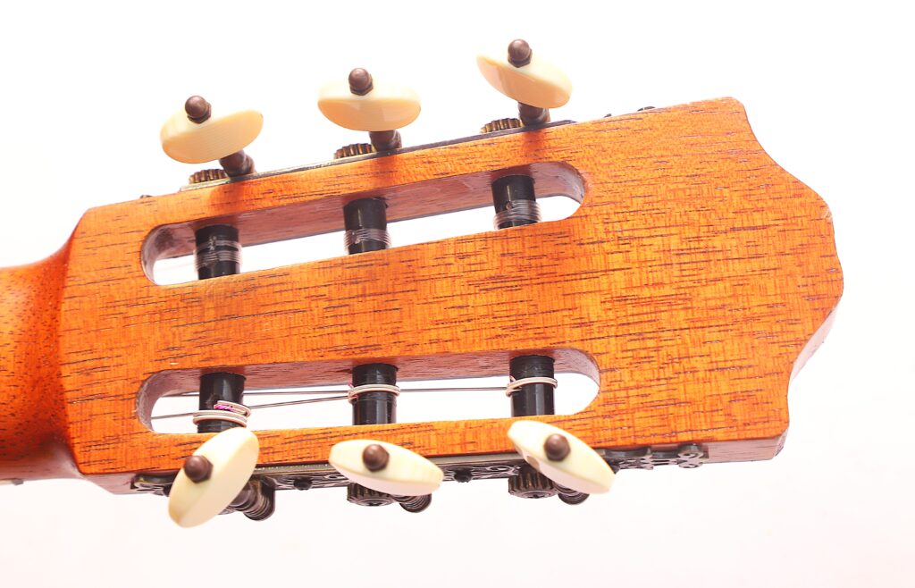 Nahaufnahme Der Kopfplatte Einer Michael Wichmann 2017 Simplicio Klassische Gitarre, Wobei Die Stimmwirbel Und Saiten Vor Einem Hellen Hintergrund Hervorgehoben Werden.