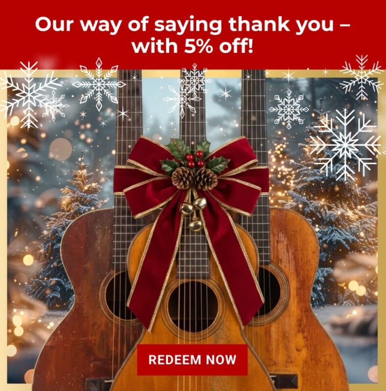Zwei Akustikgitarren, verziert mit einer Schleife und Tannenzapfen, vor einem festlichen Winterhintergrund mit Schneeflocken. Der Text lautet: Unsere Art, Danke zu sagen - mit 5% Rabatt! Jetzt einlösen.