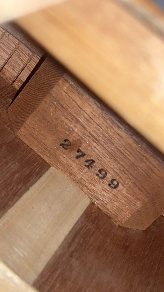 Nahaufnahme Des Innenraums Einer Martin 0-18 1926 Akustik Gitarre, Mit Der Auf Dem Holz Eingeprägten Nummer 27499.