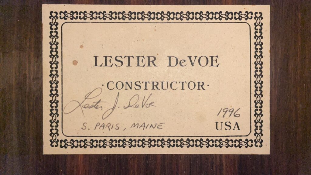 Ein Dekoratives Etikett Lautet: Lester Devoe Constructor, Mit Einer Unterschrift, S. Paris, Maine, 1996, Und Usa Handschriftlich Unten Rechts Auf Dieser Lester Devoe 1996 Negra Flamenco Gitarre.