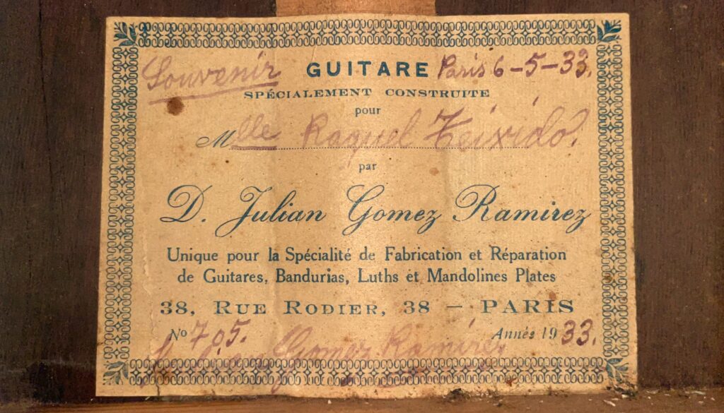 Ein Vintage-Etikett Einer Julián Gómez Ramírez Klassische Gitarre Von 1933, Gebaut In Paris, Mit Handschriftlichen Notizen, Unterschriften, Der Adresse 38 Rue Rodier Und Informationen Über Gitarrenreparatur- Und Konstruktionsdienste.