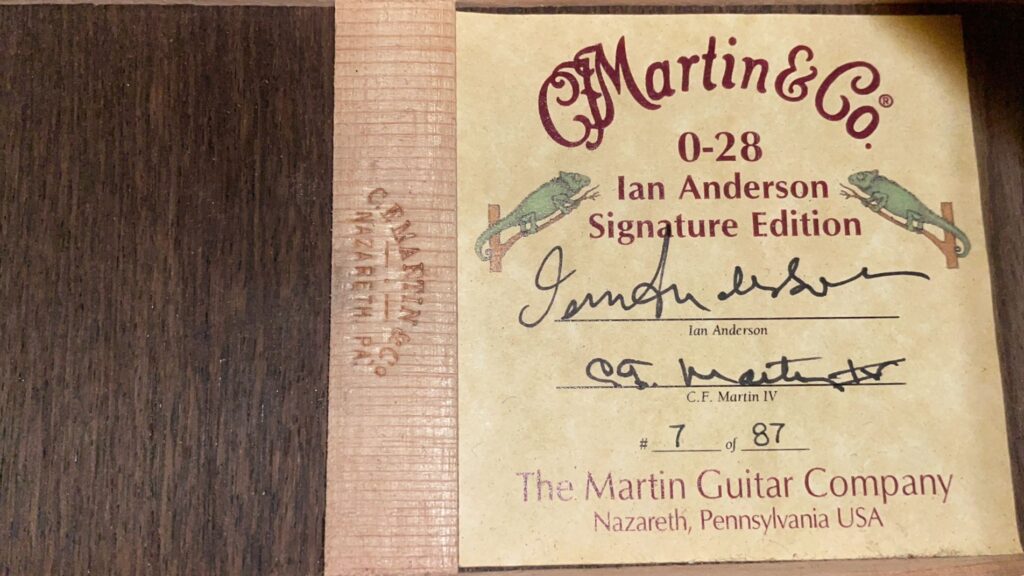 Ein Martin 0-28 Ian Anderson Akustik Gitarre Etikett, Signiert Von Ian Anderson Und C.f. Martin Iv, Nummeriert 7 Von 87, Mit Einem Holzstreifen Gestempelt C.f. Martin &Amp; Co. Nazareth, Pa.