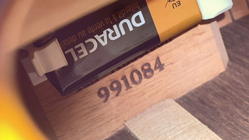 Nahaufnahme Einer Martin 0-28 Ian Anderson Akustik Gitarre, Die Auf Holz Mit Der Nummer 991084 Steht. Ein Teil Des Gitarrenetiketts Und Einige Objekte In Der Nähe Sind Sichtbar.