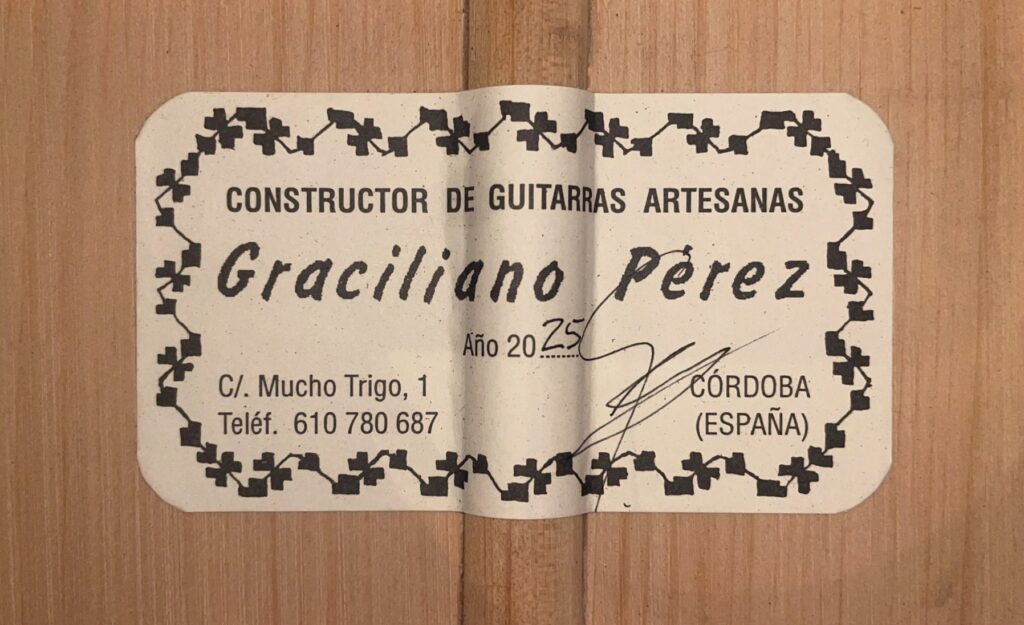 Ein Etikett Mit Der Aufschrift &Quot;Constructor De Guitarras Artesanas Graciliano Pérez, Año 2023, C/. Mucho Trigo, 1, Córdoba (España), Teléf. 610 780 687&Quot; Ist Im Inneren Der Hölzernen Graciliano Perez 2025 Flamenco-Gitarre Angebracht.