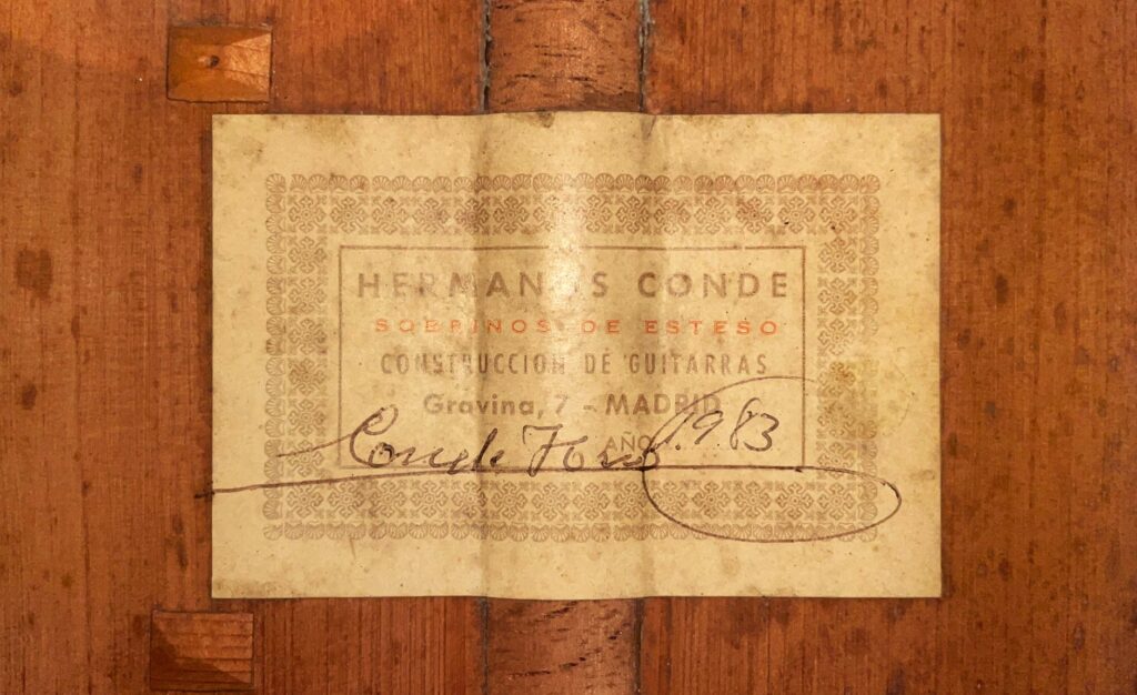 Auf Dem Holzetikett Der Flamenco-Gitarre Von Hermanos Conde Faustino Conde Aus Dem Jahr 1983 Steht &Quot;Hermanos Conde Sobrinos De Esteso, Construcción De Guitarras, Gravina 7, Madrid&Quot;, Handschriftlich Signiert Und Datiert 1983.