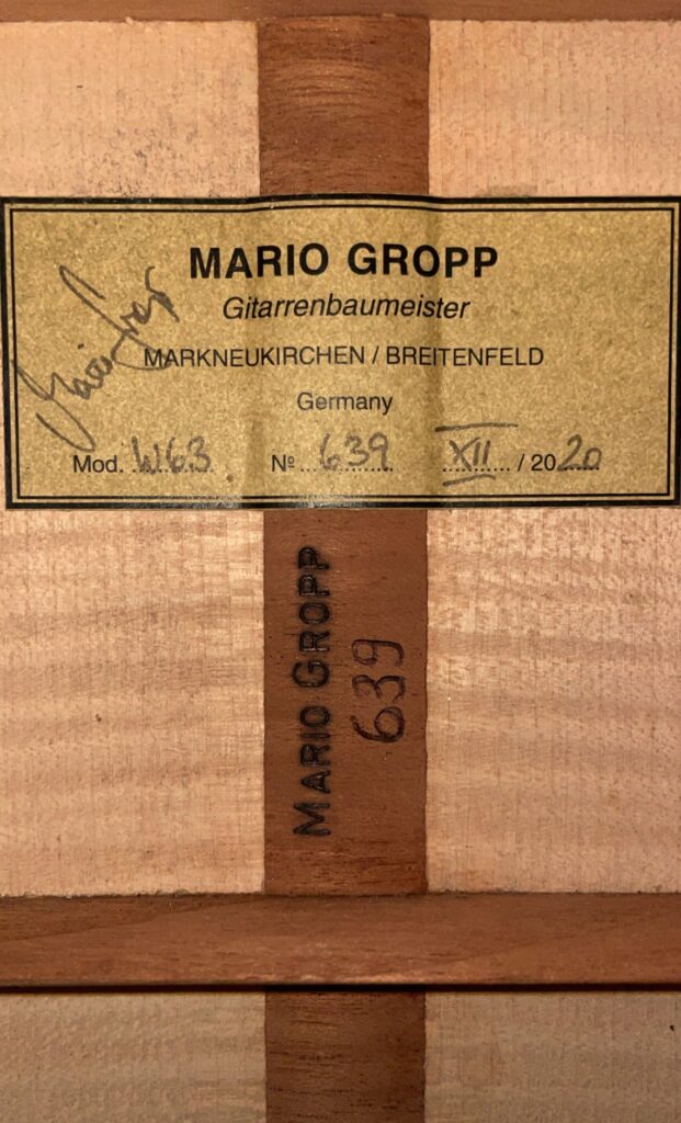 Die Mario Gropp 2020 Klassische Gitarre Hat Ein Innenetikett Mit Der Aufschrift &Quot;Mario Gropp Gitarrenbaumeister, Markneukirchen / Breitenfeld, Germany&Quot; Mit Handgeschriebenem Modell, Nummer Und Datum, Und Das Holz Darunter Ist Mit 639 Gestempelt.