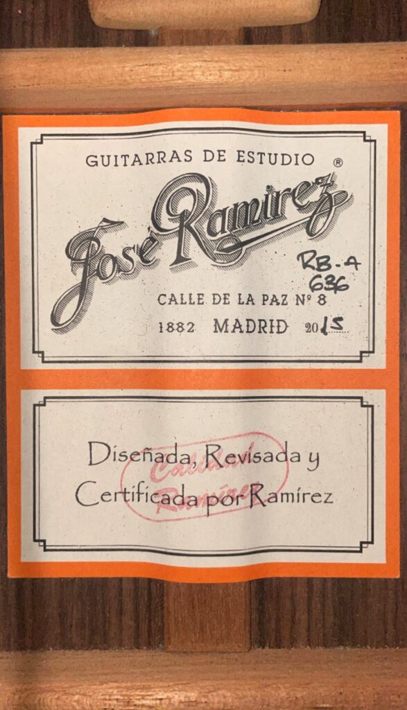 Das Etikett Im Inneren Einer José Ramírez Rb-A 636 Klassische Gitarre Lautet: Guitarras De Estudio Jose Ramirez, Calle De La Paz Nº 8, 1882 Madrid 2015, Mit Handschriftlichen Notizen. Unten: Diseñada, Revisada Y Certificada Por Ramírez.