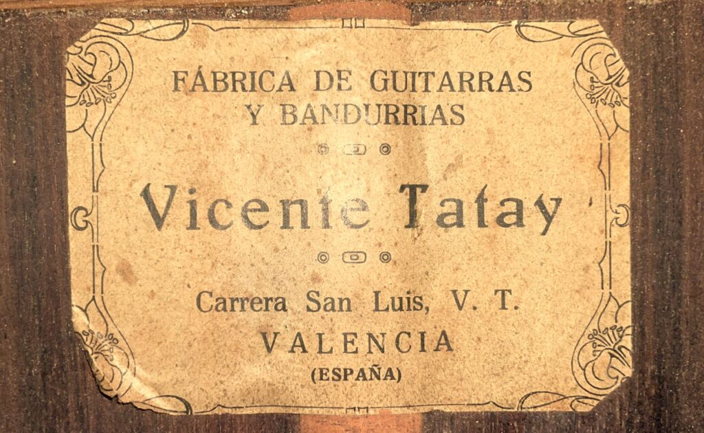 Ein Altes Holzetikett Für Die Vicente Tatay Alabau 1900 Klassische Gitarre Weist Dekorative Umrandungen Auf Und Lautet: Fábrica De Guitarras Y Bandurrias Vicente Tatay, Carrera San Luis, V.t., Valencia (España).