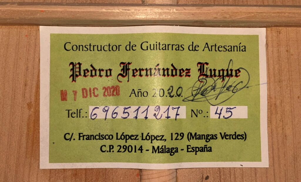 Ein Grünes Etikett Im Inneren Der Pedro Fernández Luque 2020 Blanca Flamenco Gitarre Zeigt Informationen Über Den Gitarrenbauer Auf Spanisch, Die Seriennummer. 45, Datum 7. Dezember 2020, Adresse In Málaga Und Kontaktinformationen In Schwarz/Rotem Text.