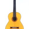 Die Santos Bayon 1985 Klassische Gitarre hat eine natürliche Holzoberfläche, sechs Saiten, ein dunkles Griffbrett und eine dekorative Rosette um das Schallloch, die auf einem weißen Hintergrund abgebildet ist. Die Santos Bayon 1985 Klassische Gitarre hat eine natürliche Holzoberfläche, sechs Saiten, ein dunkles Griffbrett und eine dekorative Rosette um das Schallloch, die auf einem weißen Hintergrund abgebildet ist.