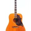 Die Gibson Hummingbird 1968 Akustik Gitarre verfügt über eine natürliche Holzoberfläche, ein mit Blumen und Vögeln verziertes Schlagbrett, goldene Stimmwirbel und Perlmutteinlagen auf dem Griffbrett. Die Gibson Hummingbird 1968 Akustik Gitarre verfügt über eine natürliche Holzoberfläche, ein mit Blumen und Vögeln verziertes Schlagbrett, goldene Stimmwirbel und Perlmutteinlagen auf dem Griffbrett.