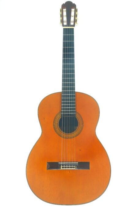 Die „Ignacio Fleta 1992 Klassische Gitarre“, eine klassische Akustikgitarre mit Holzkorpus, schwarzem Griffbrett und Nylonsaiten, wird vor einem weißen Hintergrund präsentiert.