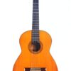 Die Antonio Marin Montero 1976 Klassische Gitarre hat einen Holzkorpus, sechs Nylonsaiten und eine dekorative Rosette um das Schallloch, die auf weißem Grund steht. Die Antonio Marin Montero 1976 Klassische Gitarre hat einen Holzkorpus, sechs Nylonsaiten und eine dekorative Rosette um das Schallloch, die auf weißem Grund steht.