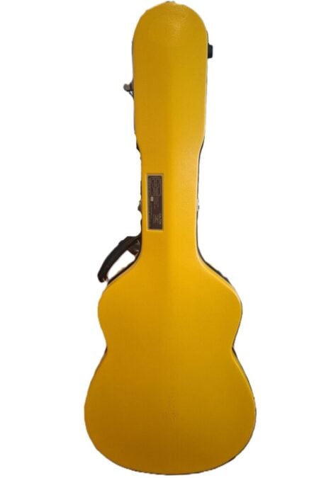 Das CALTON Case für 000-Size Akustik Gitarren ist ein leuchtend gelber Hartschalenkoffer mit einem gewölbten Design für 000-Size Akustikgitarren und verfügt über einen schwarzen Seitengriff, der aufrecht vor einem weißen Hintergrund abgebildet ist. Das CALTON Case für 000-Size Akustik Gitarren ist ein leuchtend gelber Hartschalenkoffer mit einem gewölbten Design für 000-Size Akustikgitarren und verfügt über einen schwarzen Seitengriff, der aufrecht vor einem weißen Hintergrund abgebildet ist.