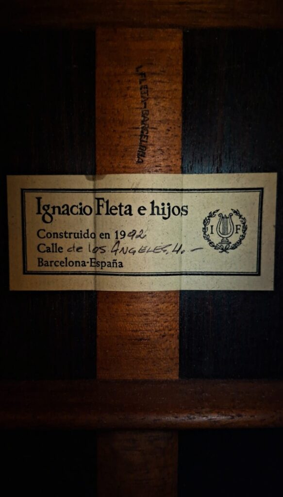 Auf einem Etikett im Inneren der „Ignacio Fleta 1992 Klassische Gitarre“ steht: „Ignacio Fleta e hijos. Construido en 1982. Calle de Los Angeles, 14. Barcelona-España“, mit einer handschriftlichen „1982“ und einem Leiersymbol auf der rechten Seite, ähnlich wie bei anderen Ignacio-Fleta-Gitarren. Auf einem Etikett im Inneren der „Ignacio Fleta 1992 Klassische Gitarre“ steht: „Ignacio Fleta e hijos. Construido en 1982. Calle de Los Angeles, 14. Barcelona-España“, mit einer handschriftlichen „1982“ und einem Leiersymbol auf der rechten Seite, ähnlich wie bei anderen Ignacio-Fleta-Gitarren.
