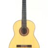 Eine Hermanos Conde 1988 Faustino Conde Flamenco Gitarre mit hellem Korpus, dunklem Griffbrett, sechs Saiten und einer dekorativen Rosette um das Schallloch ist vor weißem Hintergrund abgebildet. Eine Hermanos Conde 1988 Faustino Conde Flamenco Gitarre mit hellem Korpus, dunklem Griffbrett, sechs Saiten und einer dekorativen Rosette um das Schallloch ist vor weißem Hintergrund abgebildet.