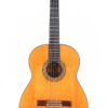 Die Gerundino Fernandez 1991 Negra Flamenco Gitarre hat einen Holzkorpus, ein dunkles Griffbrett und eine dekorative Rosette um das Schallloch, fotografiert auf einem weißen Hintergrund. Die Gerundino Fernandez 1991 Negra Flamenco Gitarre hat einen Holzkorpus, ein dunkles Griffbrett und eine dekorative Rosette um das Schallloch, fotografiert auf einem weißen Hintergrund.