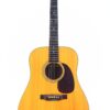 Die Martin D-28 1964 Akustik Gitarre hat ein natürliches Holzfinish, ein dunkles Schlagbrett, sechs Saiten und eine schwarze Kopfplatte, die in voller Größe vor einem weißen Hintergrund zu sehen ist. Die Martin D-28 1964 Akustik Gitarre hat ein natürliches Holzfinish, ein dunkles Schlagbrett, sechs Saiten und eine schwarze Kopfplatte, die in voller Größe vor einem weißen Hintergrund zu sehen ist.