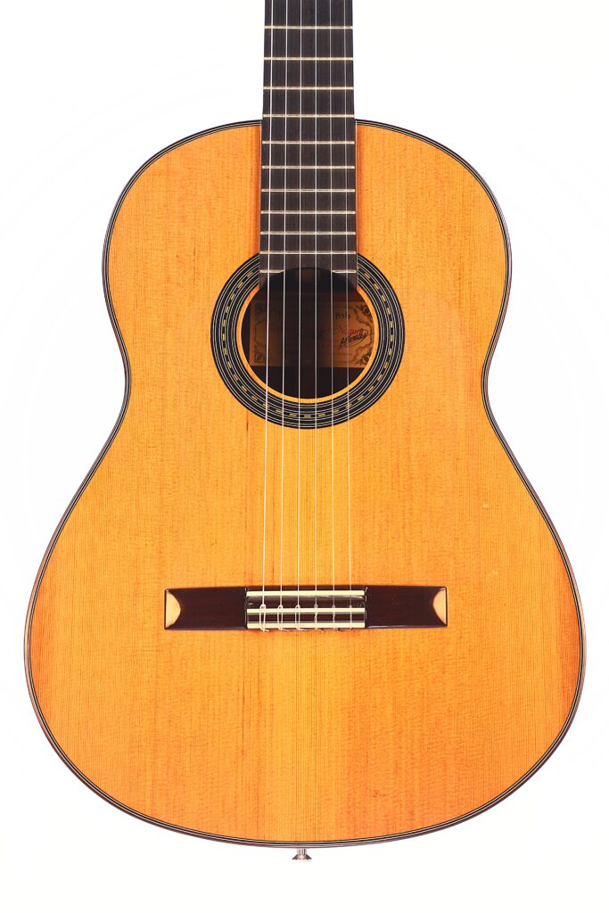 Die Antonio Morales Nogués 2020 Negra Flamenco Gitarre ist eine sechssaitige klassische Akustikgitarre mit einer natürlichen Holzoberfläche, einem runden Schallloch und einer dekorativen Rosette sowie einem dunklen Steg, abgebildet vor einem weißen Hintergrund. Die Antonio Morales Nogués 2020 Negra Flamenco Gitarre ist eine sechssaitige klassische Akustikgitarre mit einer natürlichen Holzoberfläche, einem runden Schallloch und einer dekorativen Rosette sowie einem dunklen Steg, abgebildet vor einem weißen Hintergrund.